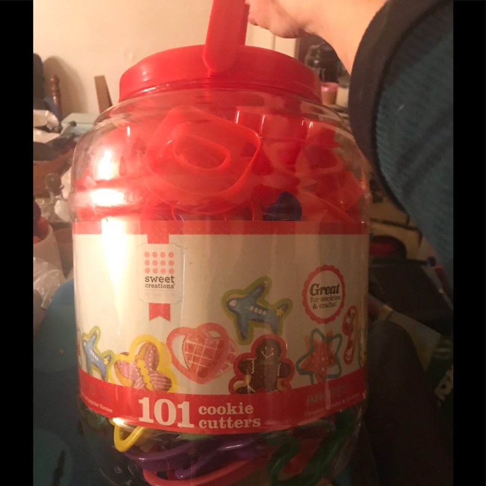 NEW 101 Cookie Cutters w/ Storage Barrel